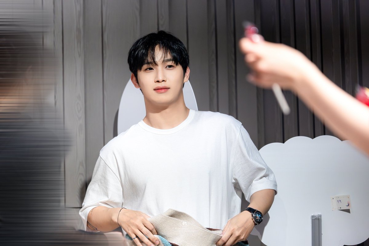 어제 이 사진을 보정하면서
어깨가 지인짜 넓다고 생각했는데
평소랑 뭐가 다르지 했더니
평소에 그냥 동-글ʕ·ᴥ·ʔ하게 말고 있다가
니트 갈아입는 것 때문에 몸을 쫙 폈던거였어
곰이 웅크리고 있다가 일어나면 그제서야 덩치 실감하는 것처럼 \\( •̀ω•́ )//