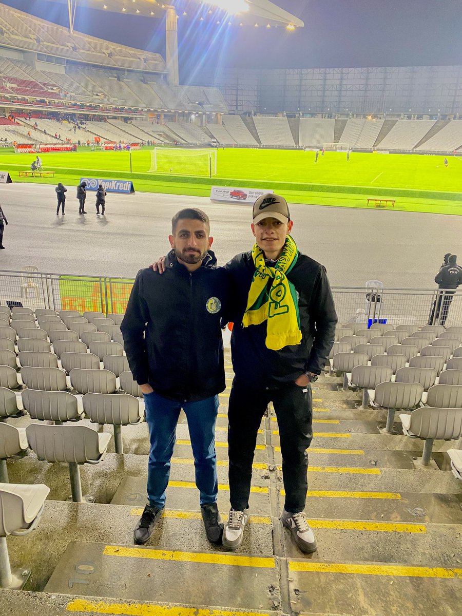 Aslan Kardeşim İstanbulda Asker Kendisi 
Yalanla Dolanla İzin Aldı Sevdasını da Kardeşinide İstanbul’da Yalnız Bırakmadı.. 
O Sosyal Medyada Tebrik Edip Paylaşan 
Hiçbir İşe Yaramayan Şehrin İş Adamlarına,
Siysetçilerine Abilerine Örnek Olsun. 
Bizim Urfaspor Sevgimiz Engel