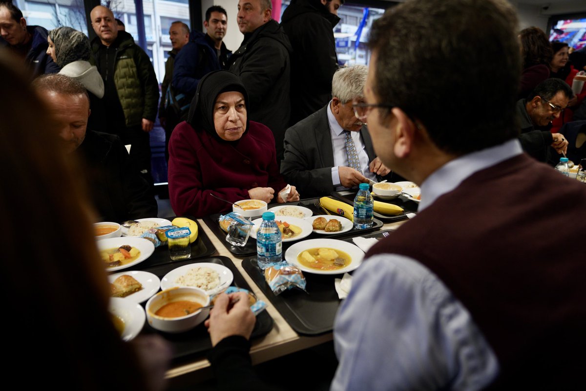 Kent Lokantaları da bu milletin saraylarıdır.

Görmezden geldiğiniz, yok saydığınız, yoksulluğa mahkum ettiğiniz milyonların saraylarıdır. 40 tl'ye 4 çeşit sağlıklı ve lezzetli yemek sunuyoruz. Yurdun dört bir yanında halk sarayları açıyoruz. Bugün de Silivri'de açtık.