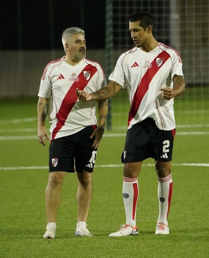 ❤️‍🔥🥹 LEYENDAS SIEMPRE VIGENTES | Puede una foto desplegar tanta calidad y seguridad junta? Pero claro que si. El burrito y Maidana en el fútbol senior de River 💪😎