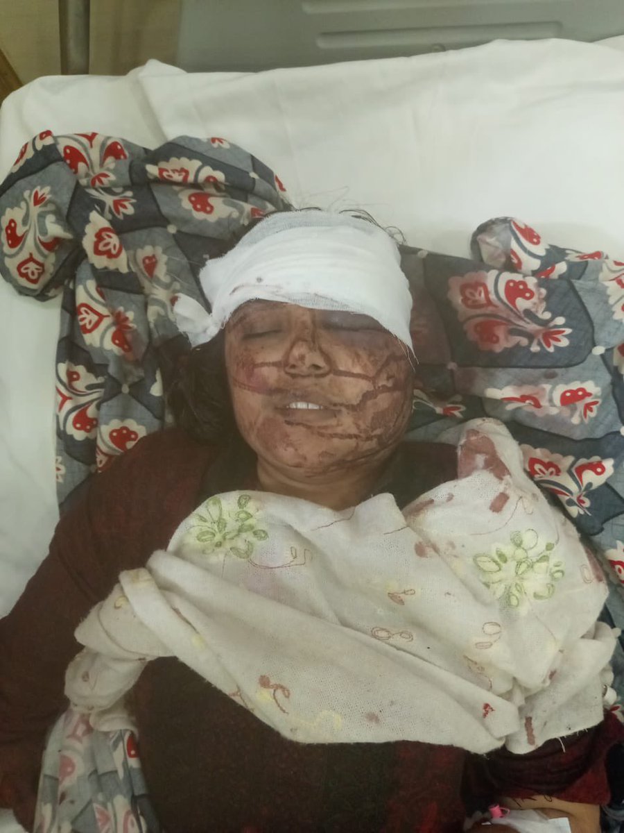 Qasim404040's tweet photo. Baap apni betioo k nam Zameen krwa gya ....baap ki death ho gai .....to betiaa aur maasb manage krti the .....to aj chachy aur us k 2 Beto NY qtl kr diya maa aur 4 behno ko aik bachi @sargodhapolice  Sargodha chak 103 nb @OfficialShehr https://t.co/ljgHR3ng3S