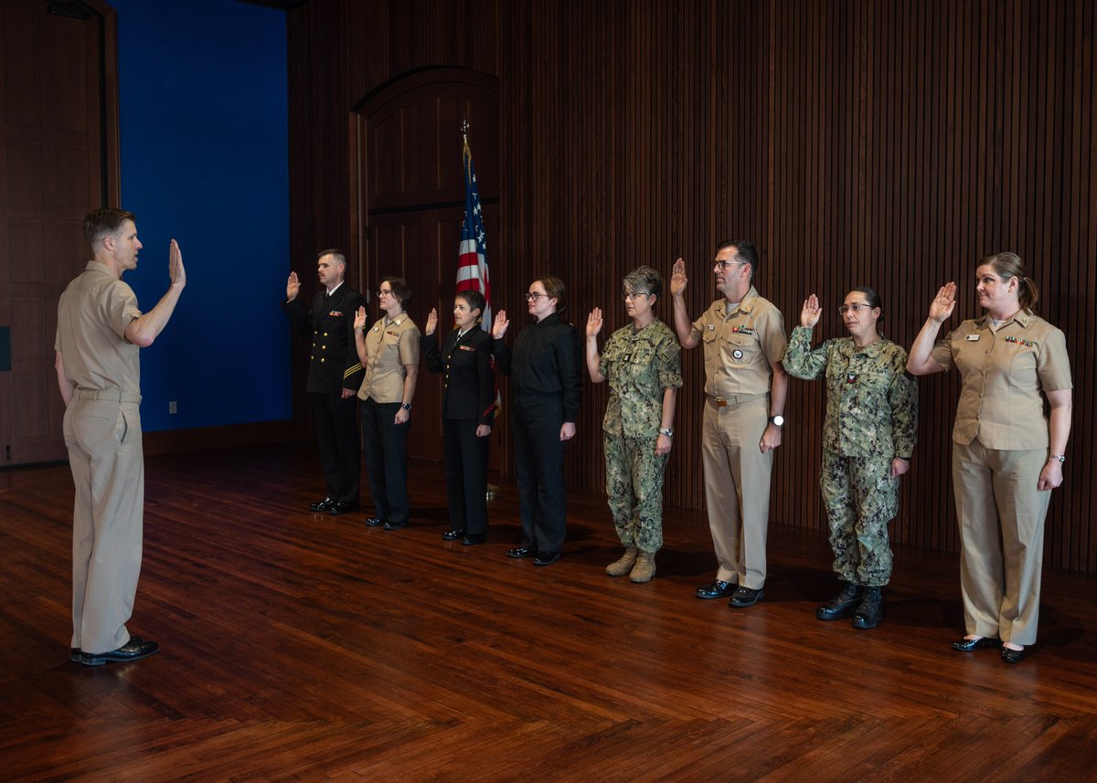 usnavyband's tweet photo. Last week Capt. Coats had the opportunity to perform a reenlistment ceremony for eight musicians of the U.S. Navy Band. Join us in congratulating them on their reenlistment! #usnavy #reenlistment #americasnavy #usnavy https://t.co/2ZmmypobGN