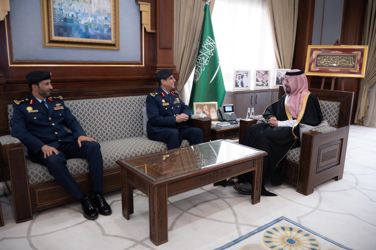 سمو أمير منطقة #المدينة_المنورة #سلمان_بن_سلطان، يلتقي قائد القوات الخاصة للأمن والحماية اللواء البحري منصور بن ناصر الفايز.