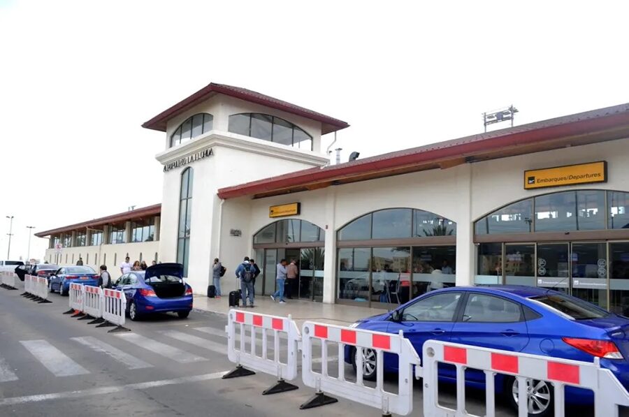 ¿Sabías qué...?🧐 Las obras de ampliación del aeropuerto de La Serena consideran la incorporación de 2 nuevos puentes de embarque; 3 cintas de equipaje; 4 máquinas de revisión y 16 counters para las aerolíneas. Y se sumarán 175 nuevos estacionamientos.✈️🔗bit.ly/42y06Wn
