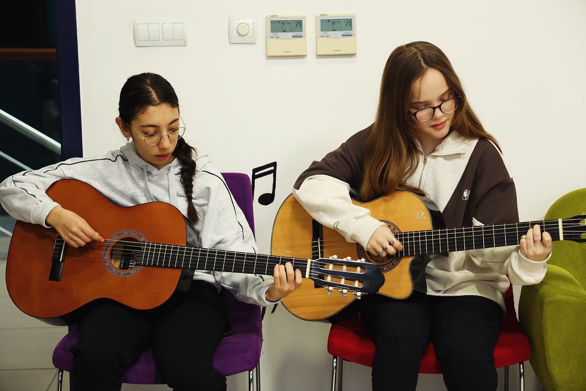 GSB_RizeGM's tweet photo. 🎸 Rize Gençlik Merkezi’nde gitar eğitimleri hız kesmeden devam ediyor.

Müziğin ritmine kapılmak ve yeteneklerini geliştirmek isteyen gençlerimizi bekliyoruz. 🎶✨

📍Detaylı bilgi ve kayıt için: Rize Gençlik Merkezi https://t.co/bcXFJl1WI5