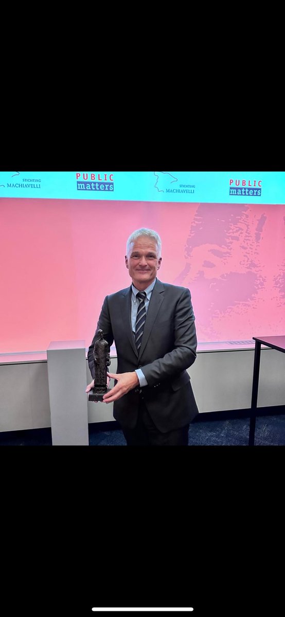 🏆 In 2023 ontving burgemeester Jaap Velema de Machiavelliprijs voor zijn heldere en evenwichtige communicatie rondom de asielopvangcrisis in Ter Apel. 

Hij bleef zich onvermoeibaar inzetten voor zijn gemeente, ondanks de moeilijke situatie en oplopende spanningen. #Terugblik