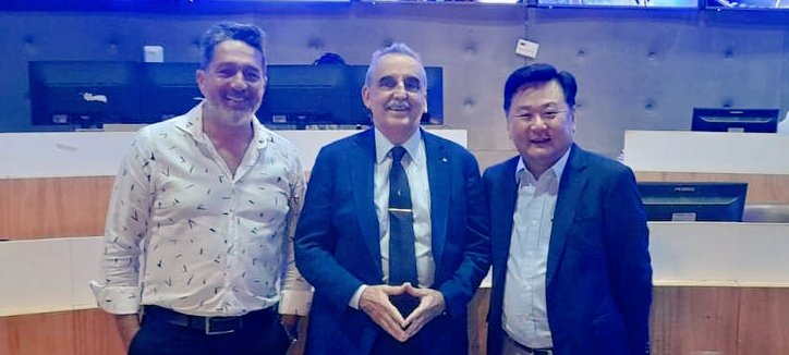 #Ayer acompañando al compañero <a href="/morenoparalavic/">Guillermo Moreno</a> en el piso de <a href="/C5N/">C5N</a> con <a href="/alekim_ok/">Alejandro Kim</a>

Desde atrás de cámara siempre apoyando a Guillermo✌️✌️

En la primera foto ¿Pueden ver el gesto peronista escondido? 👇