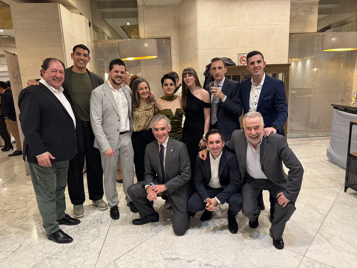 Periodistas Deportivos de Granada (@prensadepgr) on Twitter photo La verdad es que la bandera de Granada se ha ondeado con orgullo en la Gala Andaluza, pero buena gente (y magníficos deportistas) los tenemos en todas las provincias y prueba de ello es esta foto junto a los representantes de nuestra directiva en la Gala de la <a href="/fpdandalucia/">Periodistas Deportivos Andaluces</a>.
🙌🏼🫡 La verdad es que la bandera de Granada se ha ondeado con orgullo en la Gala Andaluza, pero buena gente (y magníficos deportistas) los tenemos en todas las provincias y prueba de ello es esta foto junto a los representantes de nuestra directiva en la Gala de la <a href="/fpdandalucia/">Periodistas Deportivos Andaluces</a>.
🙌🏼🫡