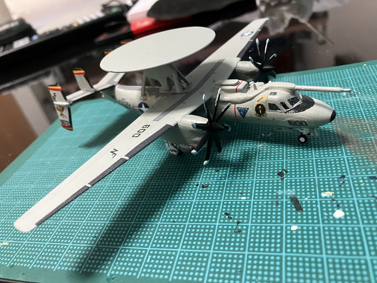 EazyFruits's tweet photo. VAW-125 E-2D ツノ付き
GWに代わって尾翼デザインが変わったのと空中給油機能が追加になったので、UH-60の余った給油口をパテで固定して改造しました。
#144スケモ
#vaw125
#Tigertails
#E2D https://t.co/cpG1XiQyW5