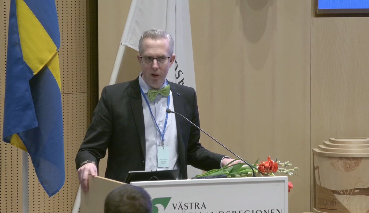 Liberalernas regionråd <a href="/parlundqvist/">Pär Lundqvist</a> har precis tagit emot veteranföreningens retorikpris. 

Från motiveringen: ”Budskapet framförs med glimten i ögat och ett visst mått av självironi”.