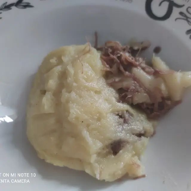 Parmentier de Canard Confit 🦆🥔
Ingrédients (pour 4 personnes) :

6 pommes de terre
1 boîte de cuisses de canard confites
50 cl de lait
Muscade
Gruyère râpé
Poivre
Préparation (1h) :