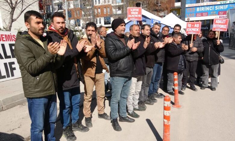 Van'a kayyım atanmasının ardından AKP'li bankamatik memurları, "Kayyum geldikten sonra umutlarımız arttı. Valimizden işimize geri dönmemizi istiyoruz" açıklamasında bulundu.