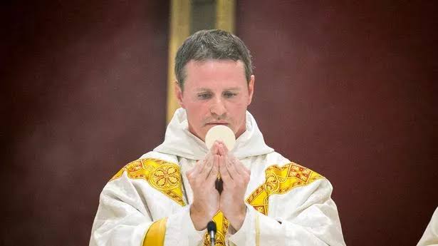 uncleJp315's tweet photo. Former Manchester United Player Now A Catholic Priest 

https://t.co/CdgKyRWzI6 https://t.co/0y6Ij7NckM