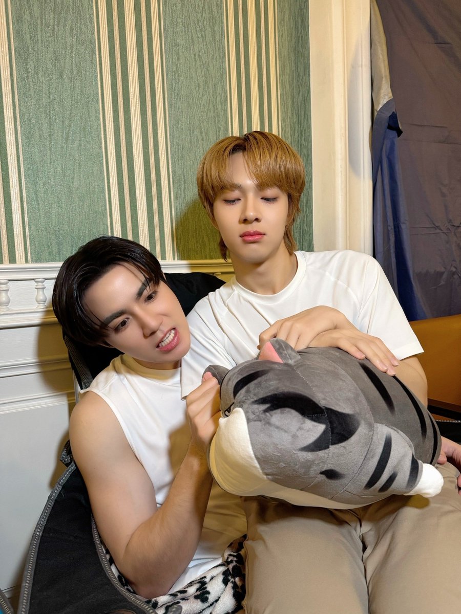 TheNextPrinceTH's tweet photo. ข้ามฟ้าเคียงเธอ The Next Prince Series 👑⚔️

Q37 การถ่ายทำวันนี้ยาวนานนัก ท่านองครักษ์และคุณหนูเลยขอพักมาชิงบัลลังก์กันต่อ(?) ชาวเอมมาลีเลือกทีมได้เลยค่ะ 🤜🏻🤛🏻

The Next Prince Q37
#ข้ามฟ้าเคียงเธอQ37 https://t.co/KA14muc5p7
