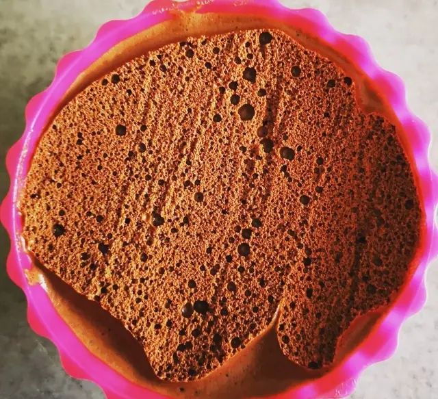 Mousse au Chocolat Facile 🍫😍
Ingrédients (pour 4 personnes) :

4 œufs
Chocolat de votre choix (noir, au lait, praliné…)
1 cuillère de lait (optionnel, pour faciliter la fonte du chocolat)
Un peu de sucre (selon vos goûts)
Préparation :