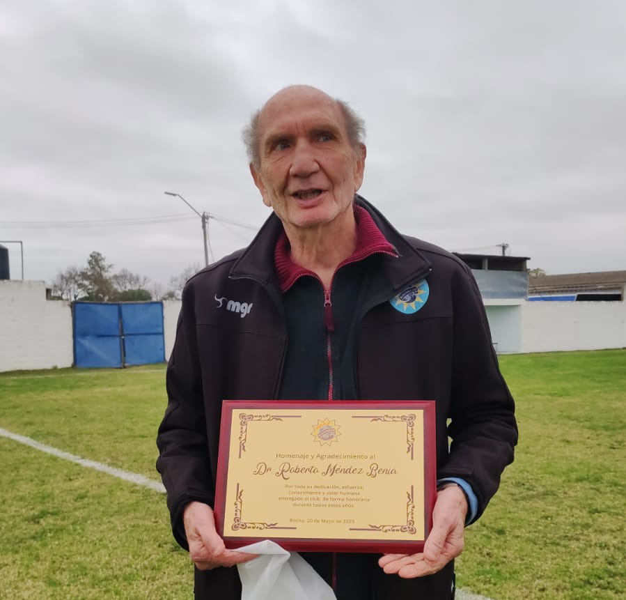 rochafutbolclub's tweet photo. Un apretado abrazo al Dr. Méndez Benia ante el quebranto de salud sufrido ayer.
¡Pronta recuperación Roberto!

#CelesteDelEste 💙
#LosDeLaVaca 🐄 https://t.co/J87M9Z9sDa