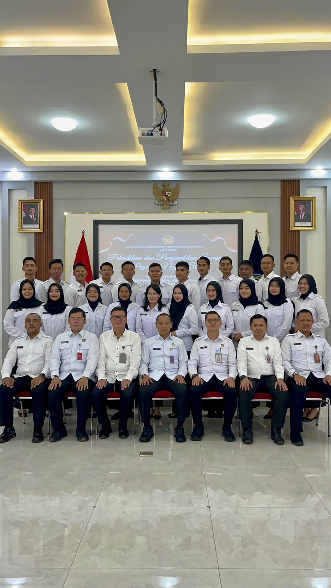 akbarfariss's tweet photo. Alhamdulillah, saya resmi dilantik sebagai PNS bersama 21 rekan lainnya. Pelantikan ini dipimpin langsung oleh Kepala Kantor Wilayah Pemasyarakatan Jawa Barat, Kusnali, di Aula Rutan Kelas 1 Bandung. Semoga amanah ini membawa kesuksesan dan dapat memberikan kontribusi terbaik. https://t.co/idV8JIzt5k
