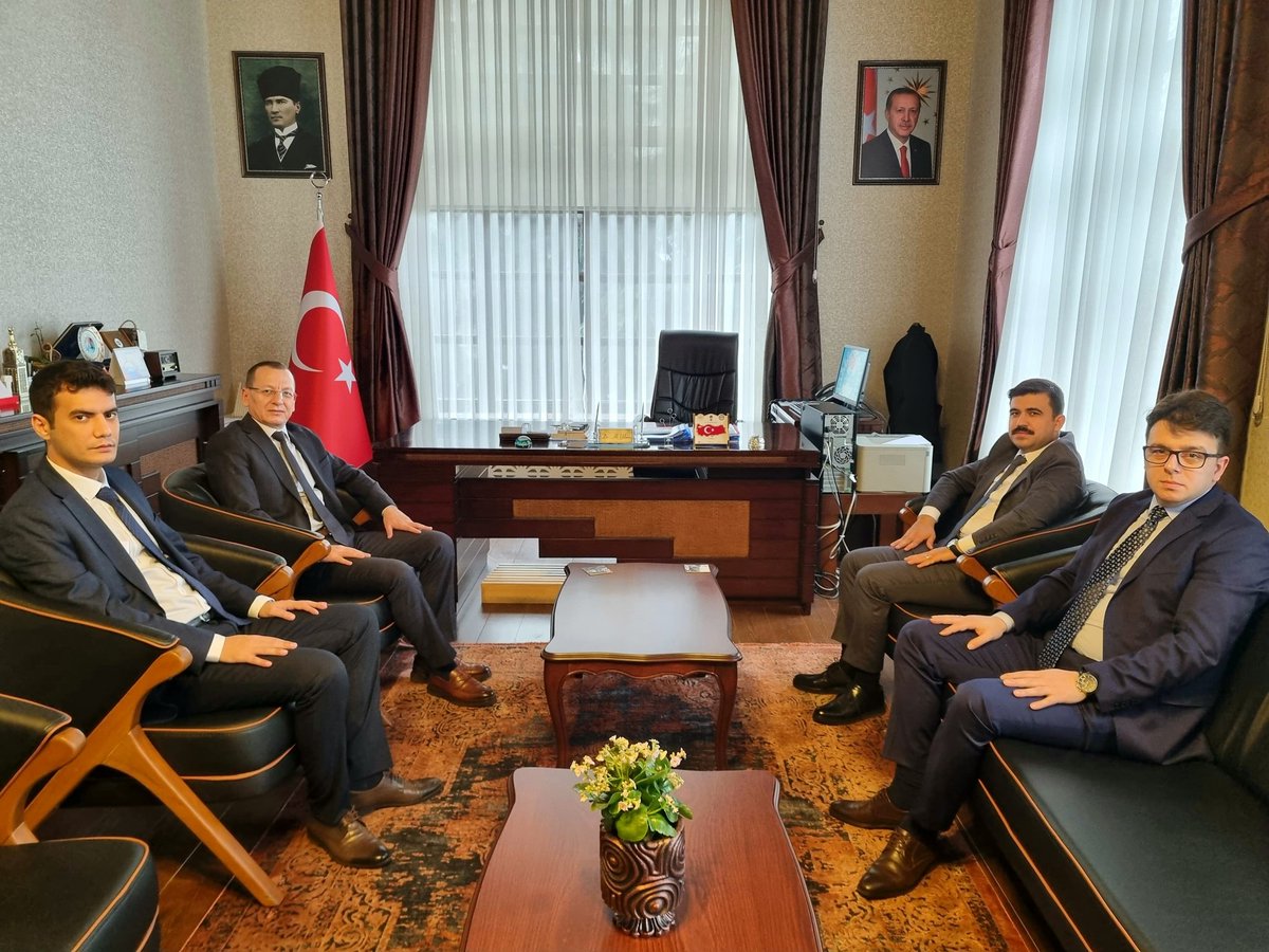 Çaykara Kaymakamı Ali SAPMAZ, Dernekpazarı Kaymakamı Çağlar USTAOĞLU ve Tonya Kaymakamı Timur BÜYÜKÇE ile görüştük.
Genç meslektaşlarıma nazik ziyaretleri için çok teşekkür eder; buradaki yeni görev yerlerinde üstün başarılar dilerim.
<a href="/TrabzonValilik/">T.C. Trabzon Valiliği 🇹🇷</a>