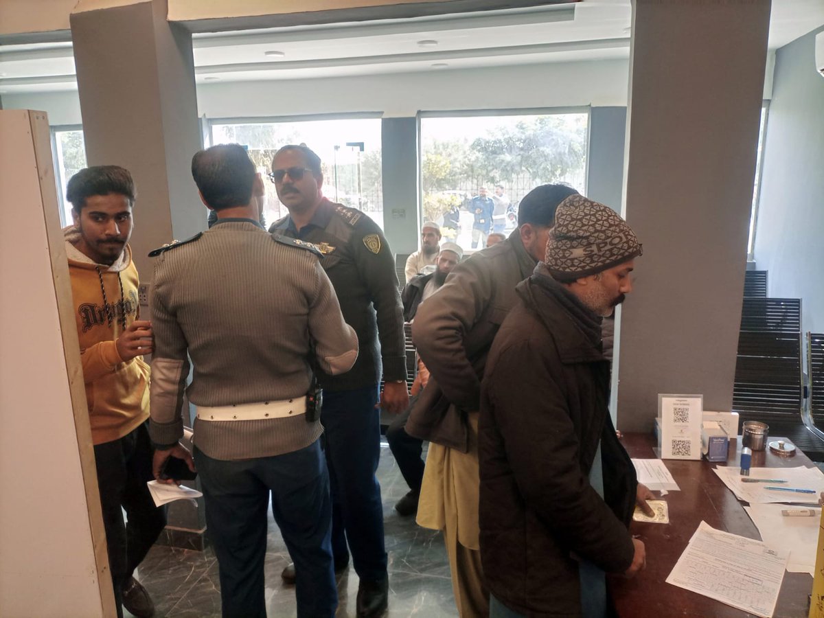 ctprwp's tweet image. 🚦 شہباز شریف پارک لائسنس سینٹر، راول روڈ – تمام خدمات جاری 🚦

سٹی ٹریفک پولیس راولپنڈی کے شہباز شریف پارک لائسنس سینٹر میں ڈرائیونگ لائسنس سے متعلق تمام سہولیات بلا تعطل جاری ہیں۔

🚦 اپنا ڈرائیونگ لائسنس بنوائیں اور محفوظ سفر یقینی بنائیں! 🚦

#DrivingLicense #LearnerPermit