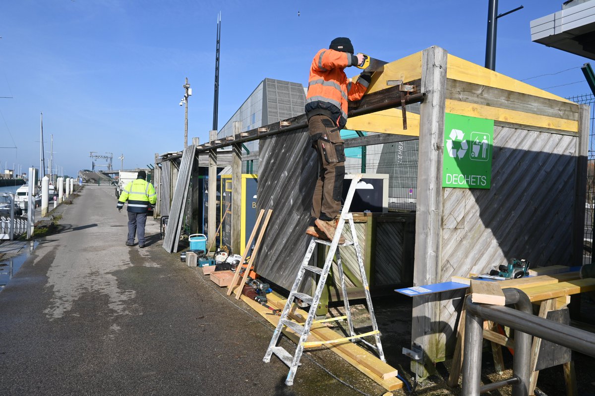 Création d'un futur local vélo à la Marina de la Ville de Boulogne-sur-Mer, par l'équipe menuiserie.
#insertion #menuiserie #aménagement #bois