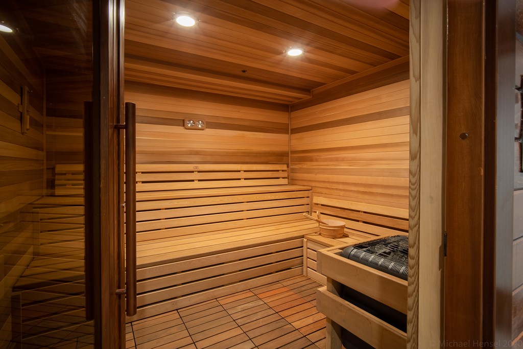 It may be cold out but it's cozy in Cahoots! Don't miss our next free drop-in day *this Thursday* 2/20! Sign up here to enjoy coworking, our health club + sauna, happy hour, and more: cahoots.com/upcoming-event…