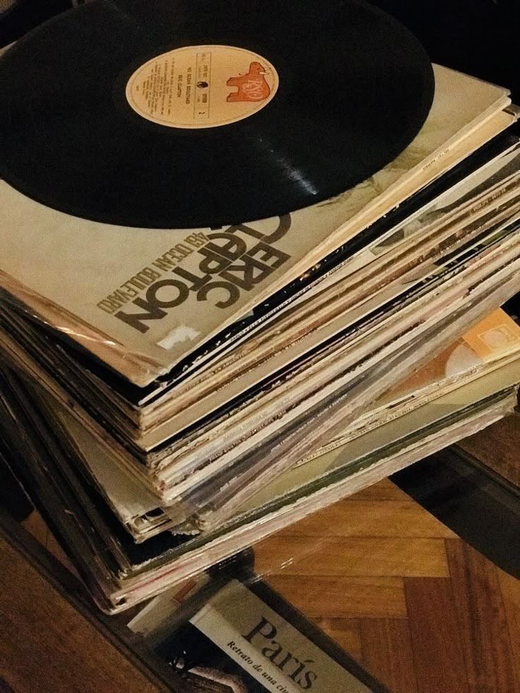 salmonvhs__'s tweet photo. I just love collecting vintage items. Is there anything you like to collect? 📼 https://t.co/CsrZzjN61G