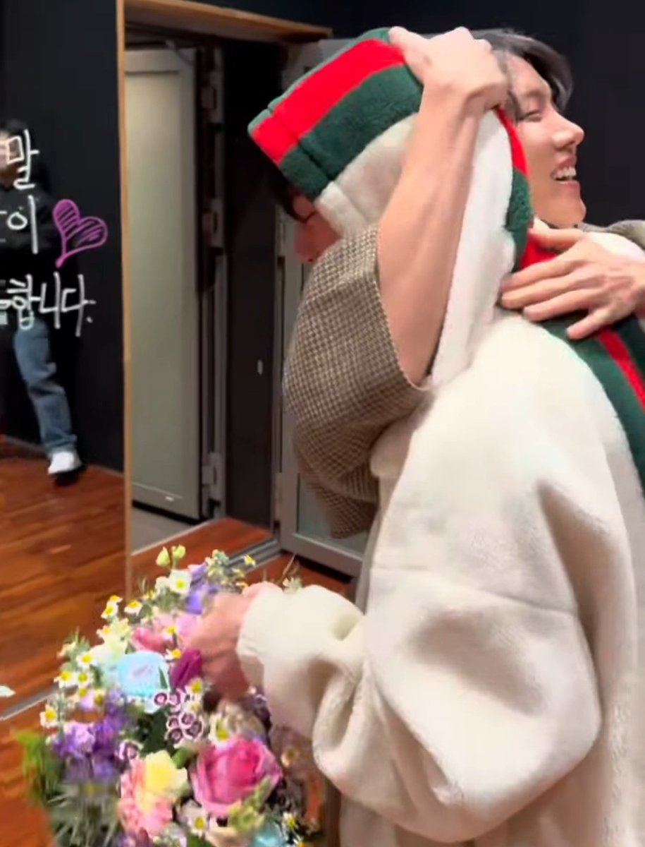 myyouwithjk's tweet photo. 2SEOK HUGGING 😭😭😭😭 https://t.co/r6XepIBEn2