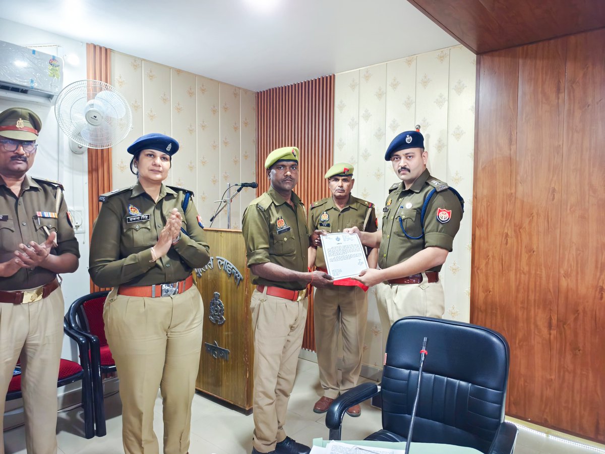 🚔पुलिस अधीक्षक महोबा, श्री पलाश बंसल द्वारा  पुलिस लाइन में मासिक सैनिक सम्मेलन एवं अपराध समीक्षा गोष्ठी का आयोजन किया गया।
☑️"पुलिस कर्मियों को व्यावहारिक बुद्धि (समझ), मेहनत, नीयत एवं व्यवहार  से कार्य करने का मंत्र दिया "

🔸सैनिक सम्मेलन में पुलिस कर्मियों से संवाद किया,