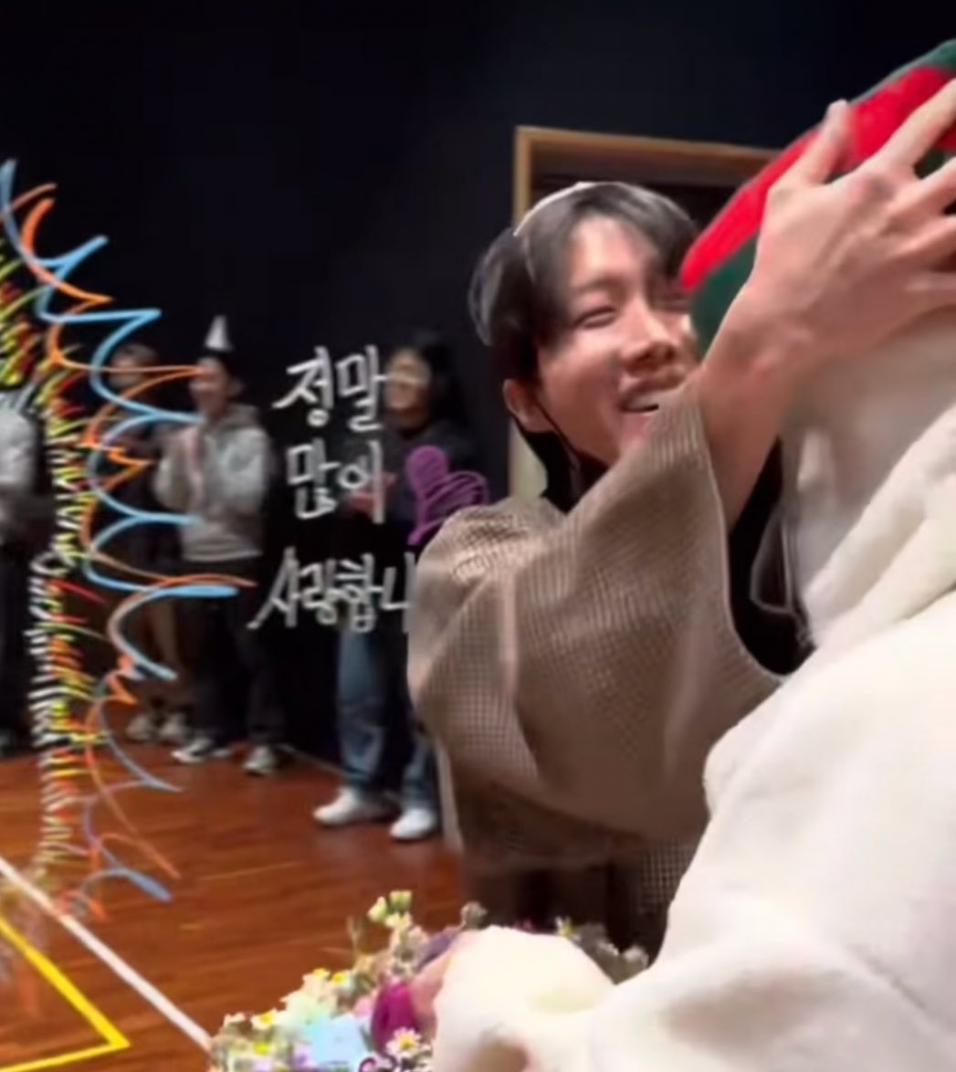 lu saw hobi tweet media