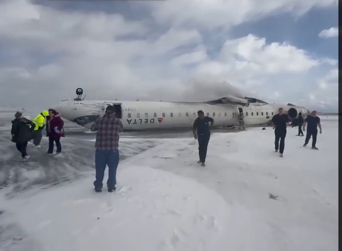 ImranAslam_pk's tweet photo. Miracle in #Toronto:
Never waste a second in picking up the bags and hindering other's exit in such a situation.
It could be a difference between life and death for so many including you. 
#DeltaCrash #Delta4819 #planecrash #DeltaPlanecrash #DeltaAirlines #pearsonairport #bitcoin https://t.co/aov5kNYfe2