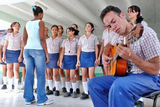 Esteban Lazo: «Felicidades a los Instructores de Arte de nuestro país, "valientes abanderados de la cultura y el humanismo",como los calificó Fidel. Reconocemos su labor durante todos estos años, como parte de la batalla colosal por una cultura general integral en nuestro pueblo»