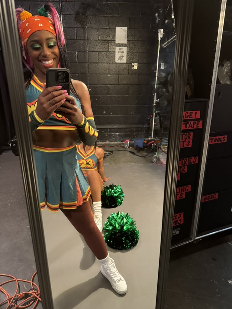 TheTrinity_Fatu's tweet photo. #wwecharlotte #GlowEST @BiancaBelairWWE 💚🧡 https://t.co/U8xXo2VdPB