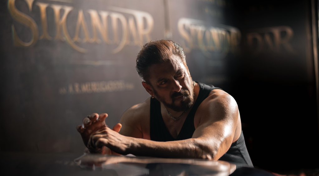HimeshMankad's tweet photo. EXCLUSIVE IMAGE: SALMAN KHAN LOOKING AT EID 2025 WEEKEND WITH SIKANDAR

#SalmanKhan is BACK on EID 2025 with #Sikandar. Exclusive behind the scene still of #SK is MASS 🔥 https://t.co/MkB282VAVJ