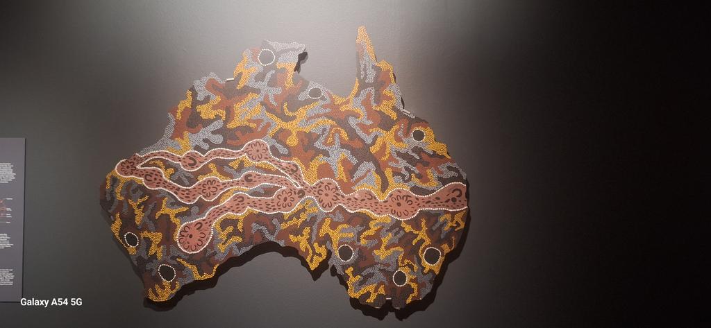 #songlines näyttely Australian alkuperäiskansojen seitsemän sisaren laululinjoista on visuaalisesti upeasti toteutettu. Aboriginaalien taide avautuu hienosti selkeiden opasteiden ja osin kokemuksellisten havaintokeinojen ansiosta.

<a href="/vapriikki/">Vapriikki</a> <a href="/VisitTampere/">Visit Tampere</a>