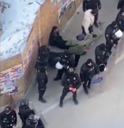 Van’da işkenceyle gözaltına alınan Yürütme Kurulu üyemiz ve DBP PM üyesi Kenan İldeniz yoldaşımıza yönelik işkence gözaltında da sürmüş, parmakları ve kolu kırılmıştır! Gençliğin iradesine yönelik arttırılan işkencelere cevabımız daha çok direniş daha çok örgütlenmek olacak!