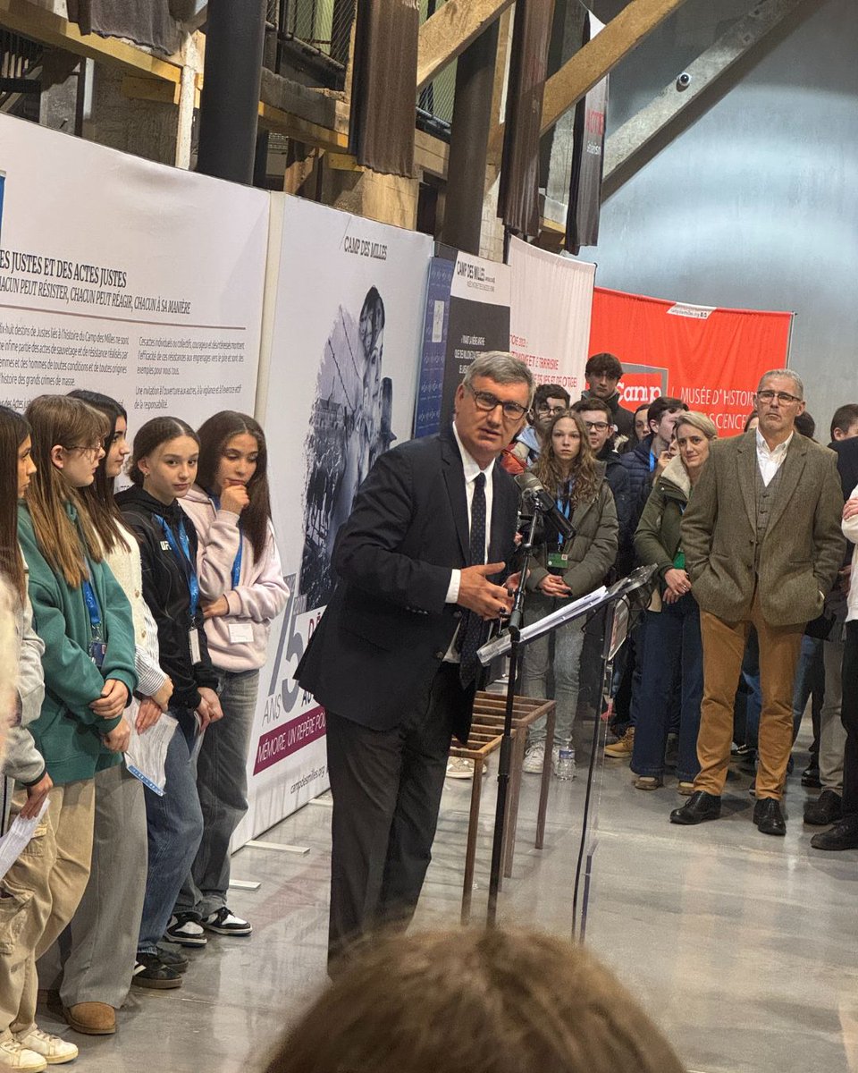 camp_des_milles's tweet image. 250 collégiens &amp;amp; élus rhodaniens au Camp des Milles, à l’initiative du dept. Rhône. Ils ont découvert ce site d’internement et de déportation &amp;amp; les dangers du racisme et de l’antisémitisme.
Visite du site, hommage aux victimes de la Shoah, ateliers interactifs sur les mécanismes…