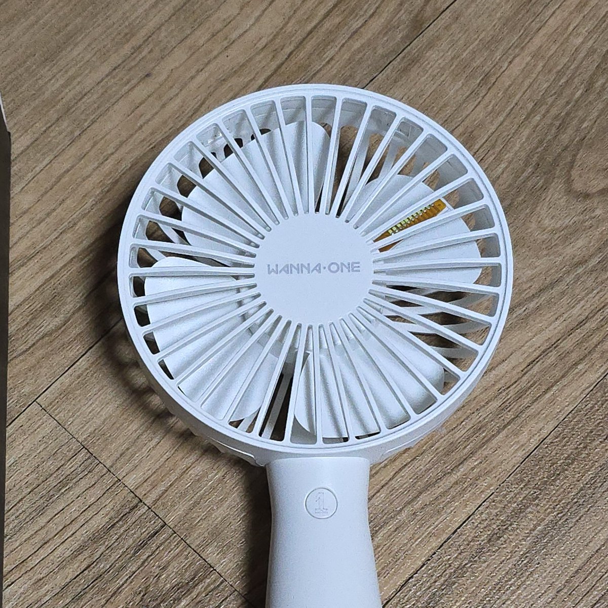 yddo_'s tweet photo. 워너원 공식 선풍기 손풍기 양도

반택포 0.8

개봉⭕️ 실사용❌️
박스에 찍힘 많으니 괜찮으신 분 연락주세요

wannaone led 네임 핸디팬 https://t.co/UwXo2XOmQC