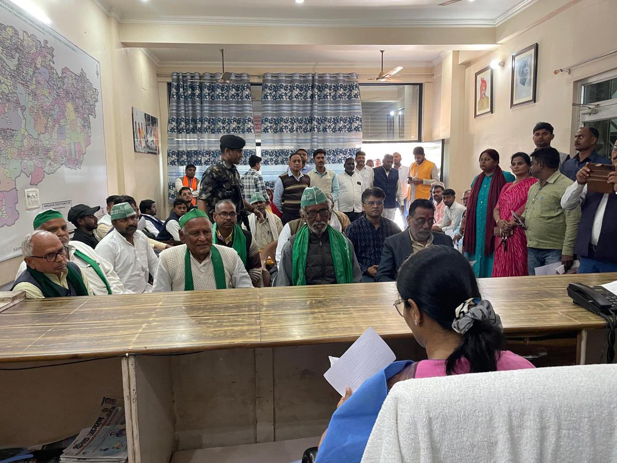 AnupriyaSPatel's tweet photo. आज सरदार पटेल चौक, मीरजापुर स्थित सांसद जनसंपर्क कार्यालय पर जनसमस्याओं को सुना एवं संबंधित अधिकारियों को शीघ्र समाधान हेतु निर्देशित किया। https://t.co/yjqOOpgLbd