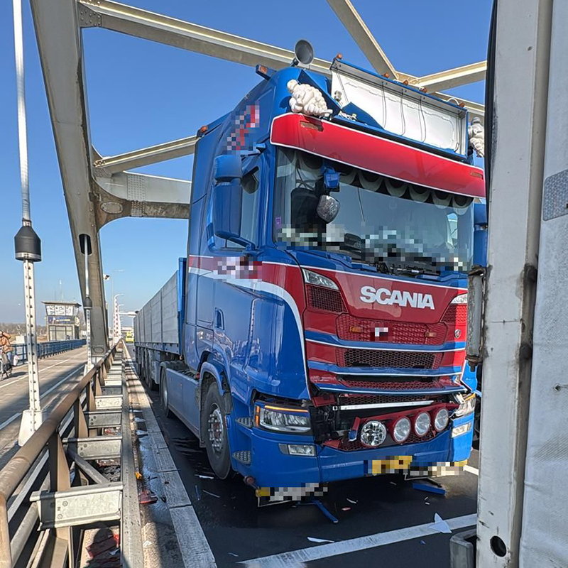Aanrijding met twee vrachtwagens op Merwedebrug