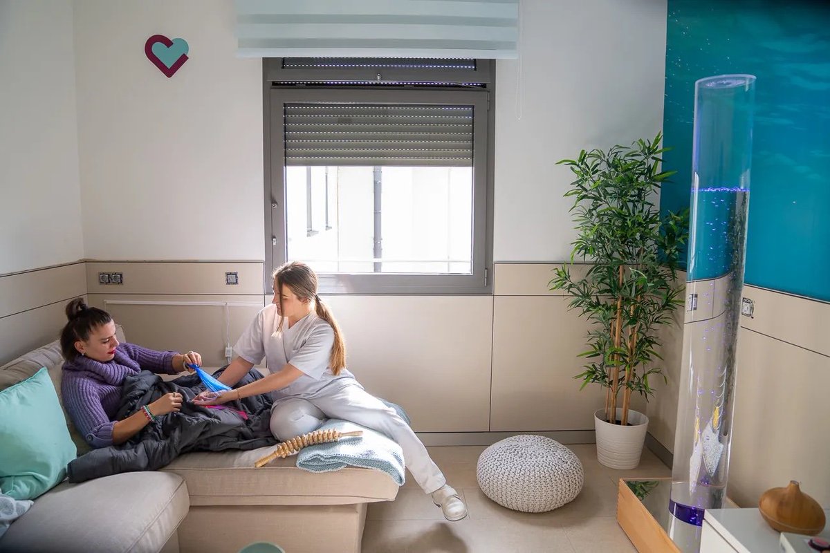 MenniNavarra's tweet image. 🔮💈 REPORTAJE SOBRE LA #COMFORTROOM | 'Cuando la luz, el sonido, los aromas y el tacto se convierten en un abrazo'

📲💻 Leer el reportaje completo: vía @NavarraCapital: navarracapital.es/cuando-la-luz-…

#ComfortRoom #Bienestar #Relajación #SaludMental #EquilibrioEmocional #Mindfulness