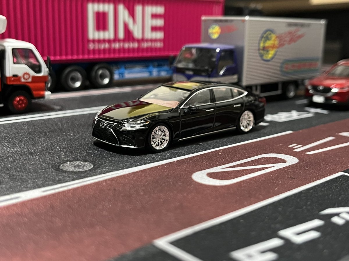 1/64ミニカー ENCHERY LEXUS LS500h この複雑なヘッドライト形状を塗装