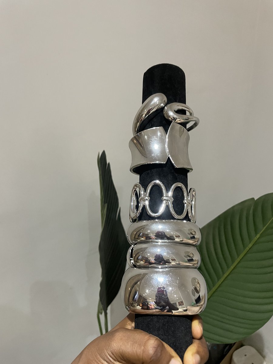 Chunky silver bangles available to shop 
Price: 8000 Naira
Send a DM or click link in bio to order
#jewelry #silverbangles #bangles  #jewelrylover #jewelryvendor