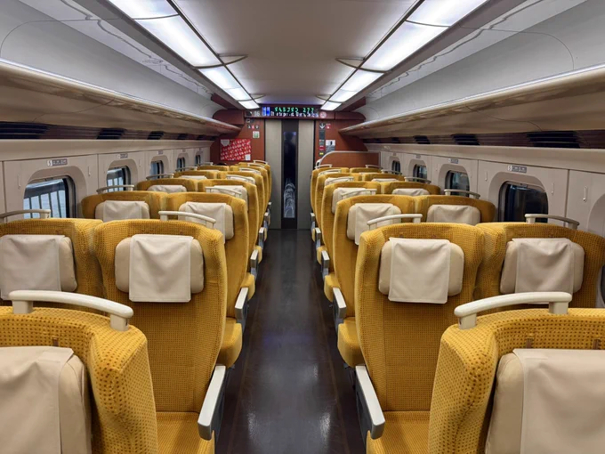 #イーロンマスクと行く東日本キュンパスサイコロの旅 なすの277号で宇都宮へ。 この時間は14/17両が自由席というキュンパス利用者のゴールデンタイム(?)です! ガラガラのE6形「なすの」の車内で「なすの」サラダを肴にしろまる先生が珍しく優勝します 深夜の下り列車で飲む酒はうまい。