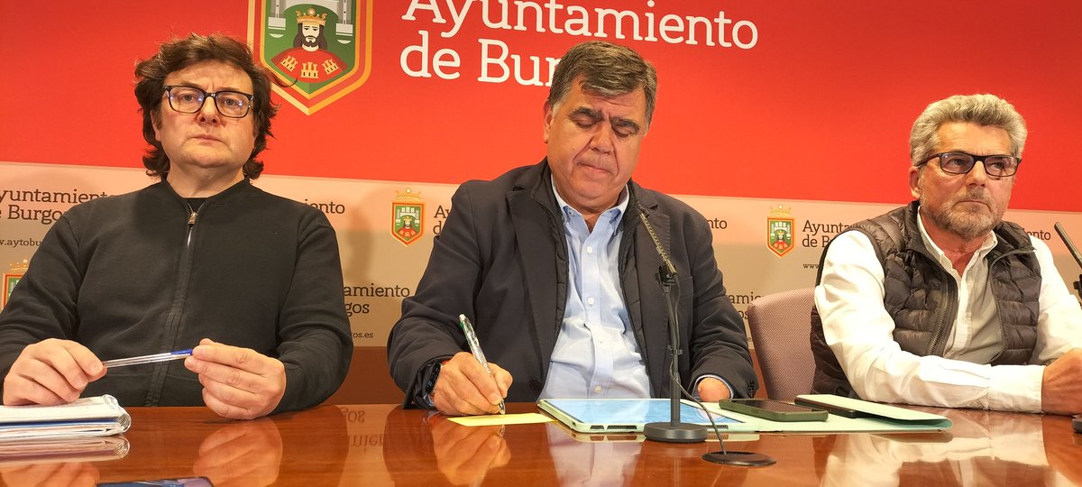 Aytoburgos's tweet image. 🅿️ Cerrado un acuerdo con la plataforma María Amigo para construir un parking subterráneo, en vez de en altura, en el Parque Buenavista con unas 300 plazas, la mitad para residentes 

Satisfacción vecinal por la solución planteada por Urbanismo. Santos Martín: "Aprobación total".