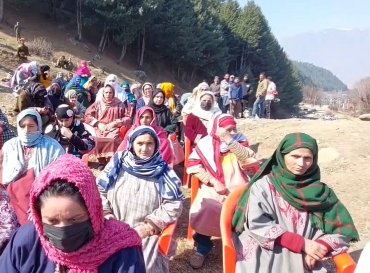 forest_sindh's tweet photo. In an effort to conserve forests and empower women, the Sindh Forest Division has started a weekly “*Mahila Van Mitra*” program as part of the “Ek Paid Maa Ke Naam” initiative.
The goal is to *distribute 1.6 lakh plants* to local community specially women. https://t.co/cVhhHMaC5d