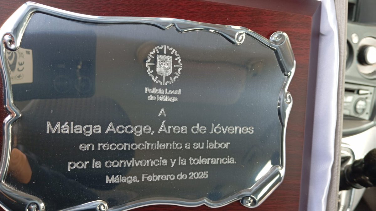 🎉Celebramos que la labor de nuestra Área de Jóvenes  ha sido reconocida por la Jefatura de la Policía Local de Málaga que hoy nos ha entregado un premio valorando nuestro "compromiso con la convivencia y la tolerancia en nuestra ciudad". ¡Gracias y enhorabuena a todo el equipo!