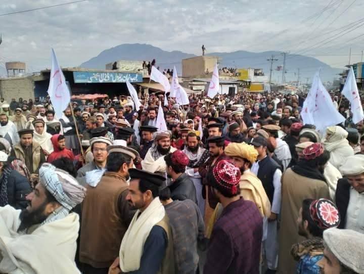 Noorullah_PTM's tweet photo. جنوبی وزیرستان وانا میں آج پشتون تحفظ مومنٹ کے گرفتار کارکنوں کے گرفتاری کیخلاف اور پورے پشتونخوا وطن میں جاری دہشتگردی کیخلاف احتجاج۔
#ReleaseAllPTMActivists https://t.co/Ug1PzQLAmh
