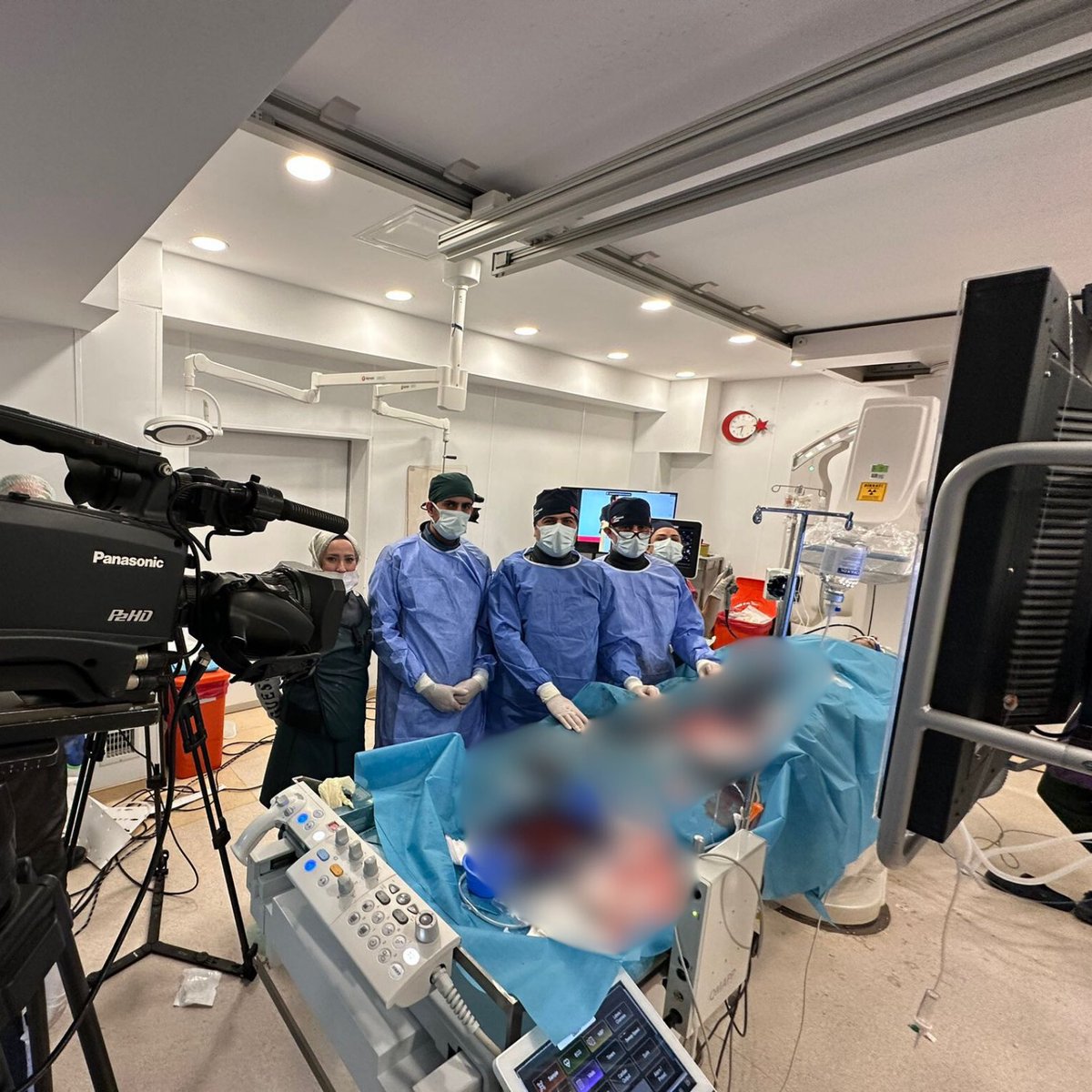 Gaziantep Şehir Hastanesi Kardiyoloji ekibi canlı yayında Zorlu Kalp Deliğini Kapattı. Canlı yayında yapılan ameliyatı yaklaşık 500 kardiyoloji uzmanı izledi ve vaka başarı ile sonuçlandı.
#kardiyoloji #kalpdeliği 
<a href="/saglikbakanligi/">T.C. Sağlık Bakanlığı</a> <a href="/gaziantepism/">Gaziantep İl Sağlık Müdürlüğü 🇹🇷🇹🇷</a>