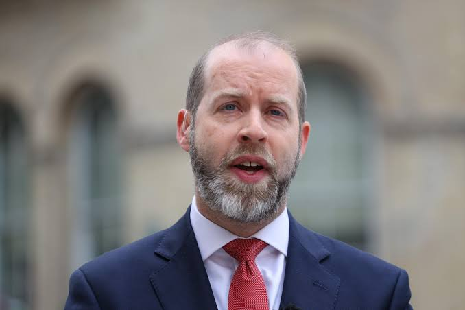 LeeHarris's tweet photo. 🚨Another lying Labour minister!

Labour's Business Secretary, Jonathan Reynolds—the guy who called Reform UK voters stupid and "not good people"—just got caught lying about his non-existent work history.

Just like Rachel from Accounts.

BUSTED! https://t.co/fNBRhNU1lm
