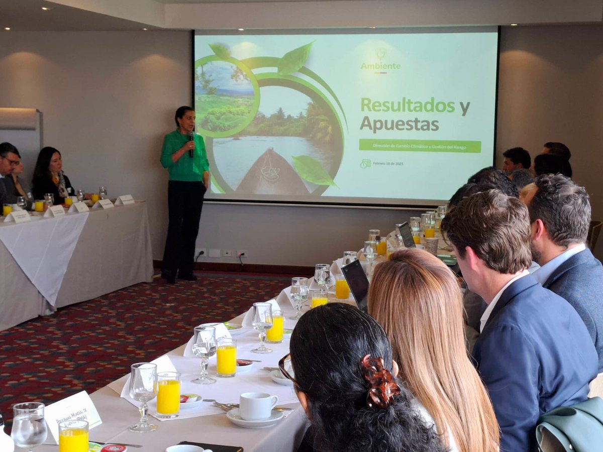 MinAmbienteCo's tweet photo. #AEstaHora la viceministra @Tatianaroaa y la directora de cambio climático Saralux Valbuena, dialogan con cooperantes para compartir las principales apuestas de Colombia en clima y gestión del riesgo para 2025, y explorar oportunidades de cooperación internacional. 🌍🤝 https://t.co/qRoXJTmXaM